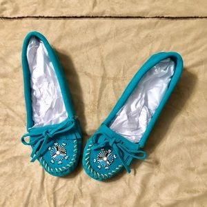 🏵️ Adorable Minnetonka turquoise beaded moccasins 🏵️
